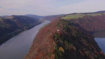 le Danube boucle dans le tomber une sinueux pliez dans le rivière video