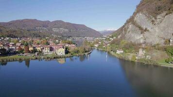 lavanda ponte Tresa un hermosa pueblo en el suizo Italia frontera cerca lugano video