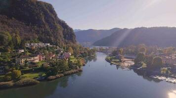 lavanda ponte Tresa un pueblo en el suizo Italia frontera en lago lugano video