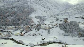 neve coberto hospital Vila dentro Suíça dentro a inverno video