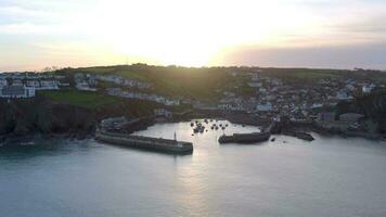 mevagissey puerto a puesta de sol en Cornualles Reino Unido video