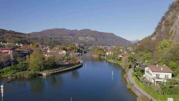 lavanda ponte Tresa un hermosa pueblo en el suizo Italia frontera cerca lugano video