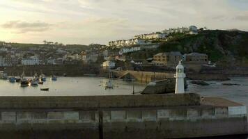 mevagissey hamn i cornwall på solnedgång video