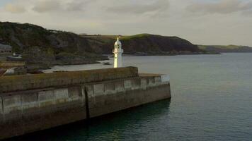 un' faro su il frangiflutti di mevagissey nel Cornovaglia UK video