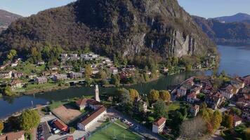 Lavendel ponte Tresa ein Stadt, Dorf auf das schweizerisch Italien Rand auf See lugano video