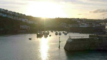 Boote im Mevagissey Hafen im Cornwall beim Sonnenuntergang video