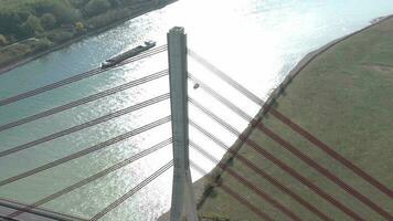aéreo Visão do uma cabo ficou suspensão ponte cruzando uma rio video