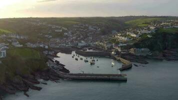 Mevagissey Hafen im Cornwall Vereinigtes Königreich, ein malerisch Strand Stadt, Dorf von das Luft video