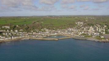 mushål by och hamn i cornwall Storbritannien antenn video