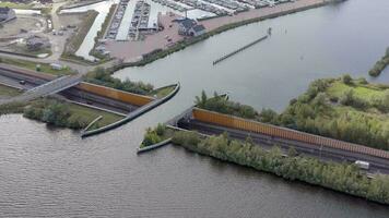 een aquaduct in de Nederland toelaten schepen naar voorbij gaan aan over- een snelweg video