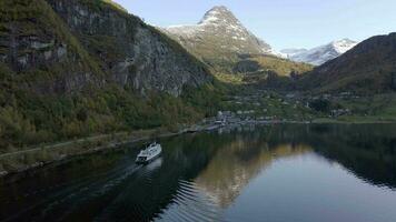 stock noors fjord met een voertuig en passagier veerboot video