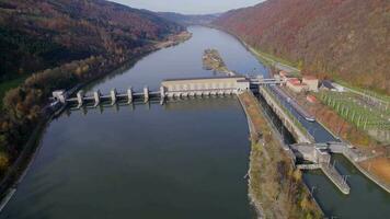 hidroelétrica poder estação barragem em uma rio aéreo Visão video