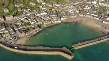 mushål hamn en pittoresk by i cornwall Storbritannien från de luft video