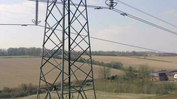 haute Tension électrique transmission pylône proche en haut aérien vue video