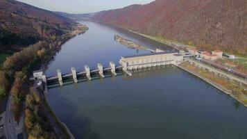 Wasserkraft Leistung Bahnhof Damm auf ein Fluss Antenne Aussicht video
