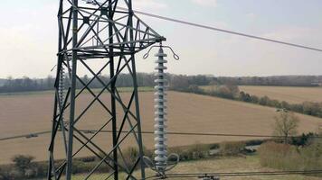 hoch Stromspannung elektrisch Pylon schließen oben Antenne Aussicht video