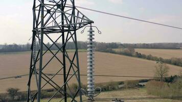 hög Spänning elektrisk pylon stänga upp antenn se video