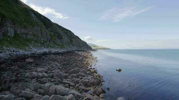 niedrig Flug entlang das Ufer von das heilig Insel im Schottland video