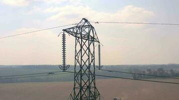 alto voltaje eléctrico transmisión pilón cerca arriba aéreo ver video