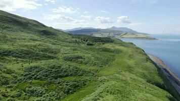 vue de le montagneux Écossais paysage sur le saint île video