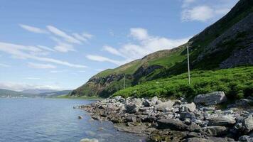 volador a lo largo el costa de el santo isla en Escocia con hermosa montañas video