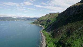 de Schots heilig eiland met bergachtig en kust- landschap video