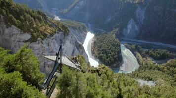 escursionisti guardare a partire dal un osservazione ponte prospiciente ruinaulta nel Svizzera video