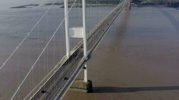 veículos cruzando a severn ponte conectando Inglaterra e país de gales aéreo Visão video