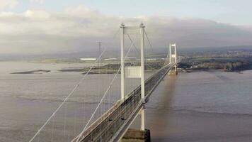 veículos cruzando a severn ponte conectando Inglaterra e país de gales aéreo Visão video