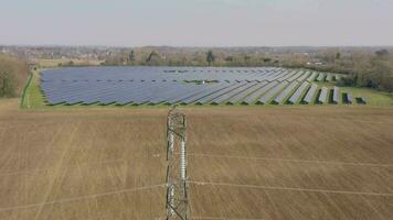 solar poder granja y un eléctrico pilón aéreo video