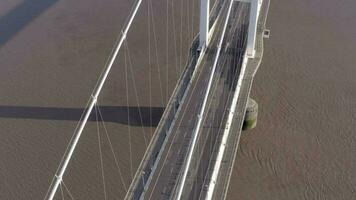 Autos und Fahrzeuge Kreuzung das Severn Brücke im das Vereinigtes Königreich Antenne Aussicht video