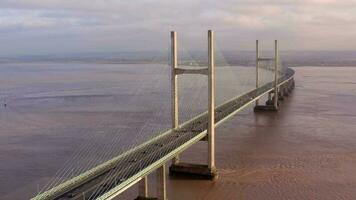 vehículos cruce el segundo severn puente Entre Inglaterra y Gales aéreo ver video