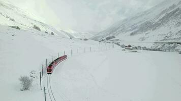 snö tåg i schweiz Begagnade till shuttle passagerare och skidåkare till åka skidor resorts video