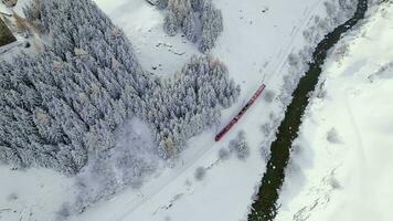 neve treno nel Svizzera Usato per navetta viaggiatori e sciatori per sciare resort video