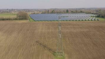 solare energia azienda agricola e un elettrico pilone aereo video