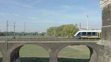 viajero diario al trabajo tren paso rápido terminado un antiguo hierro puente video