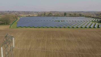 solare pv rinnovabile energia pianta e elettrico trasmissione pilone aereo video