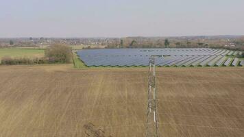 solare energia azienda agricola e un elettrico pilone aereo video