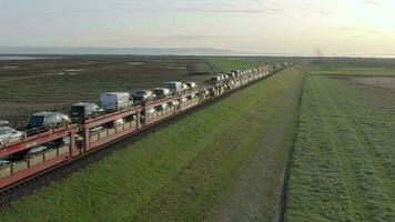 moto trilho trem carregando veículos e passageiros em uma viagem video