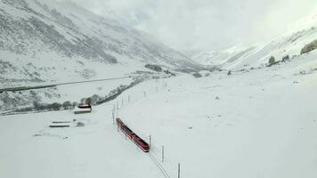 neve trem dentro Suíça usava para transporte passageiros e esquiadores para esqui resorts video