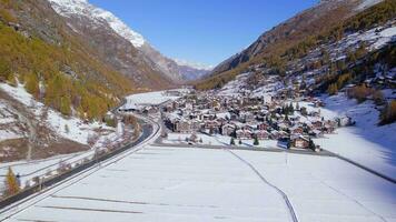 tasche pueblo en Suiza en el invierno aéreo ver video