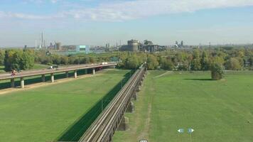 cargaison train traversée un le fer pont couvrant une rivière video