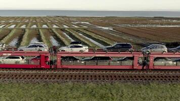 moto trilho trem carregando veículos e passageiros em uma viagem video