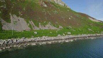 en volant le long de le côte de le saint île dans Écosse avec magnifique montagnes video