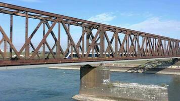 viajante trem passagem velozes sobre a velho ferro ponte video