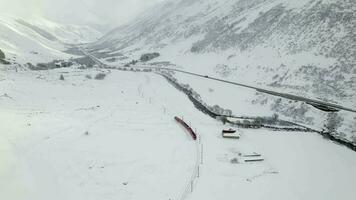 ski trein in Zwitserland gebruikt naar shuttle passagiers en skiërs naar ski resorts video