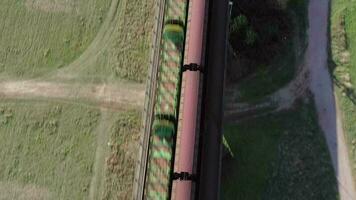 frete trens cruzando uma ponte às Alto Rapidez video