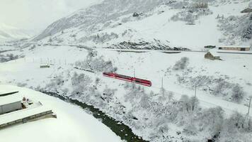 nieve tren en Suiza usado a lanzadera pasajeros y esquiadores a esquí resorts video