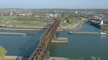 vide la frayeur train traversée une pont plus de une rivière video