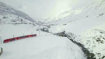 snö tåg i schweiz Begagnade till shuttle passagerare och skidåkare till åka skidor resorts video